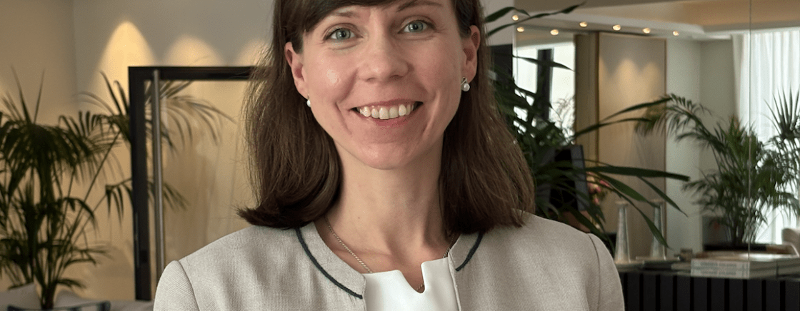AGNÈS, CHEFFE DE RÉCEPTION ET DES RÉSERVATIONS